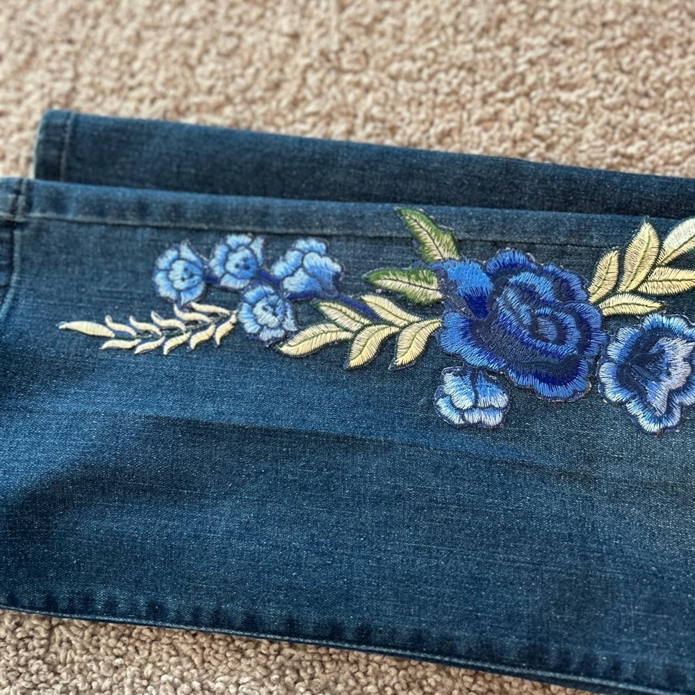 Measure & Made Women’s Embroidered Jeans

Size waist laying flat 16”